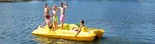 Enspanntes Treten auf dem Wasser von Fun Beach mit unserem 4 Personen Tretboot inklusive eine schöne Wasserrutsche speziell für die Kinder!